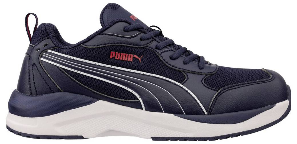 Tmavomorskej modrá atletická teniská Puma zobrazená v bočnom pohľade na bielom pozadí s bielymi pásmi v štýle swoosh a hrubou bielou podrážkou.