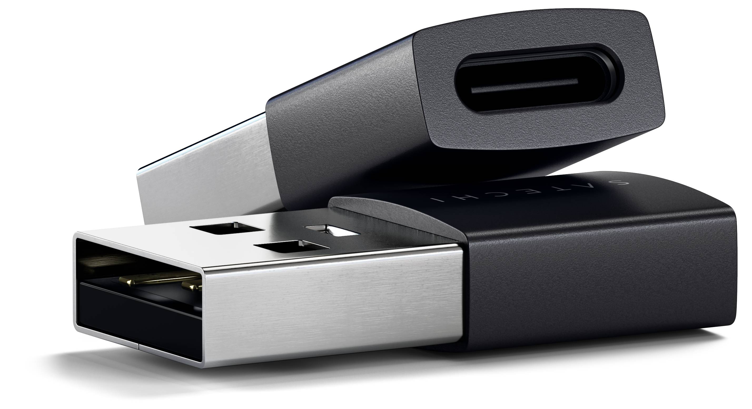 Dve USB pamäte, jedna s konektor USB-A a jedna s konektor USB-C, nasklàdané spolu na bielom pozadí.