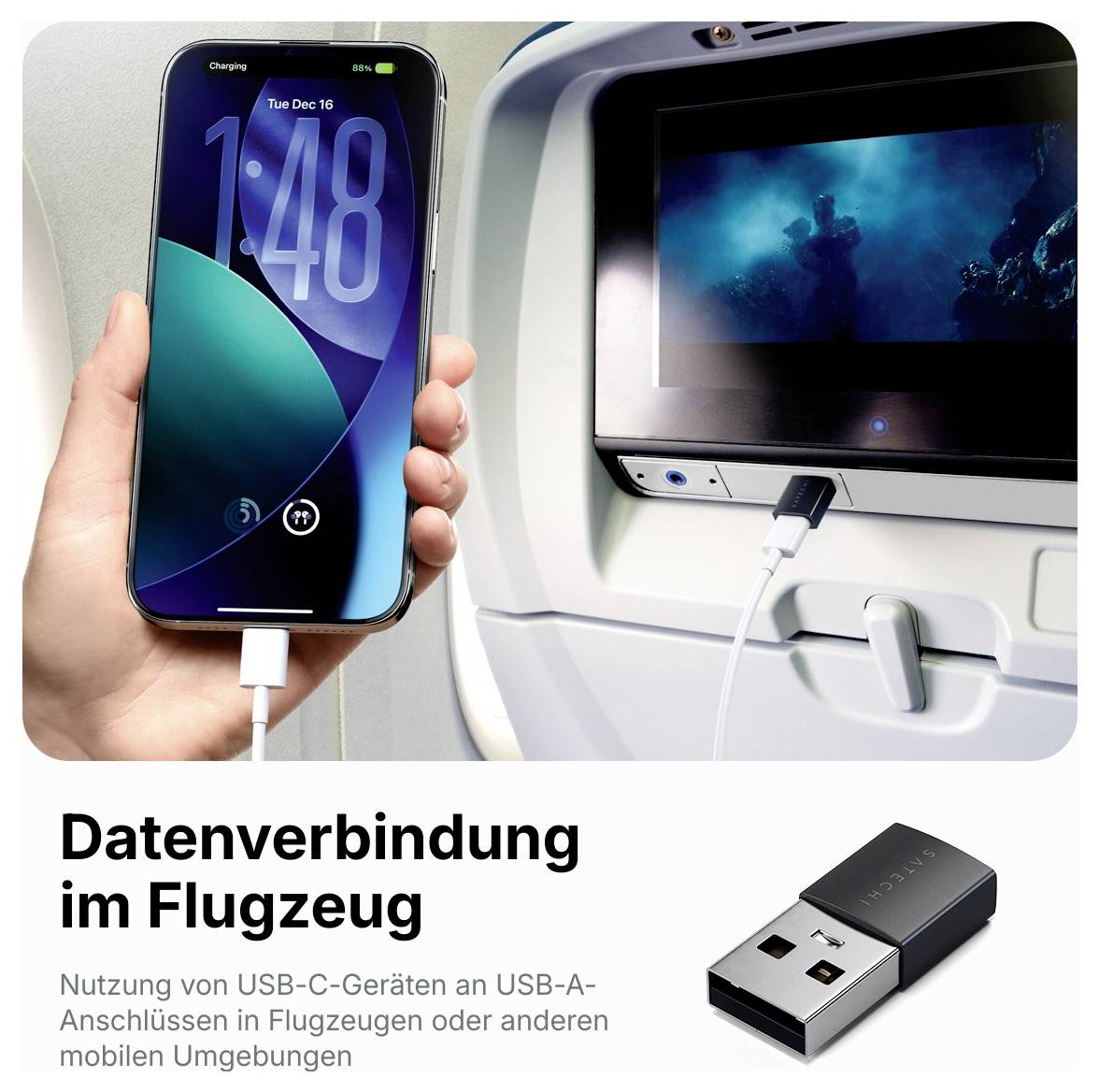 Ruka drží iPhone nabitý cez kábel na sedadle v lietadle; obrazovka na operadlach sedadla a nemecký text "Datenverbindung im Flugzeug" s pokazaným USB adaptérom.