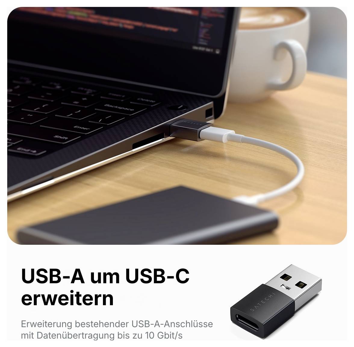 USB-A na USB-C adaptér rozširuje existujúci port USB-A na prenos údajov až do 10 Gbit/s; je zobrazený zapojený do notebooku vedľa externého disku.