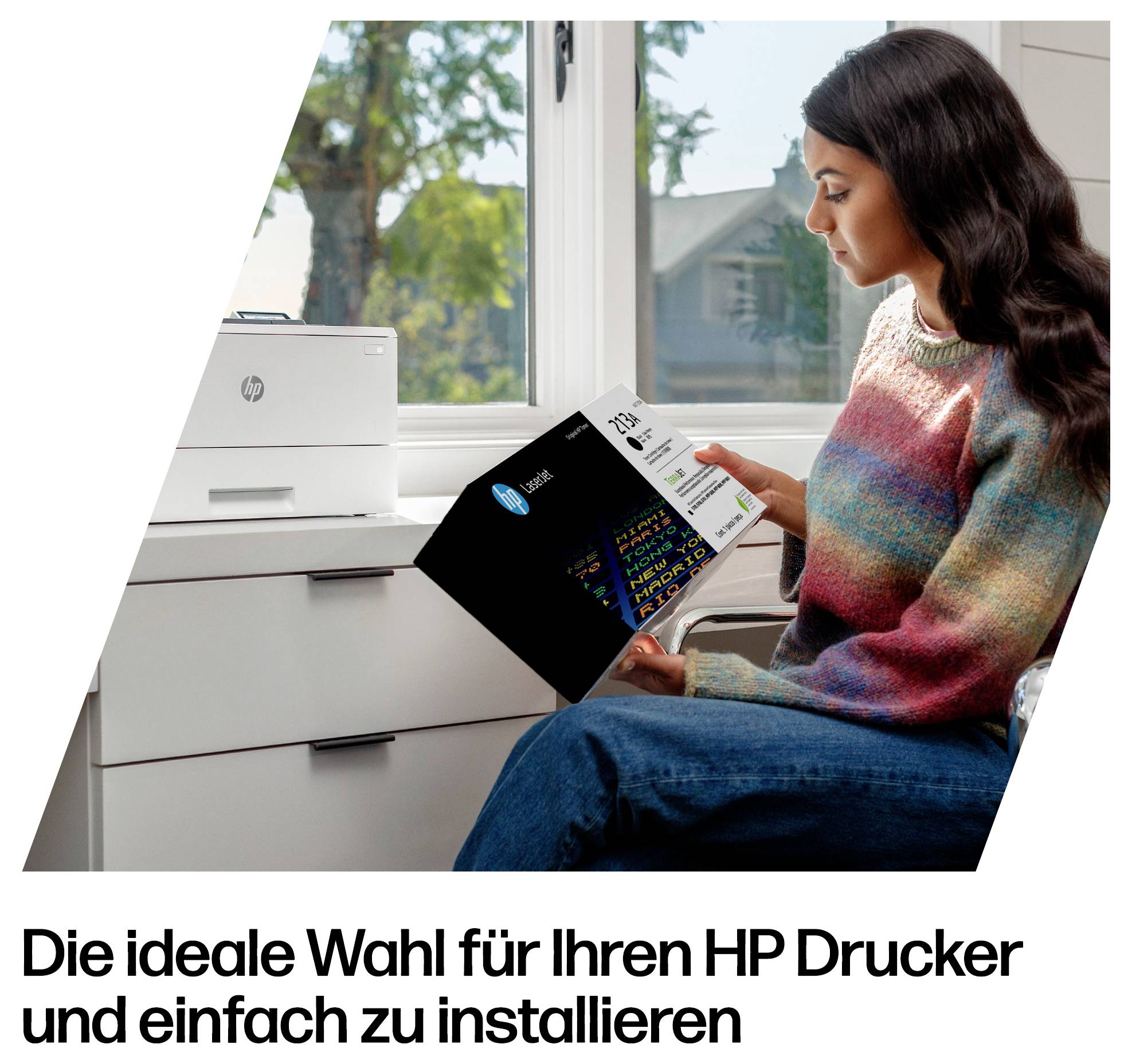 Žena sedí pri tlačiarni HP a drží krabicu atramentovej kazety a letáka; nemecký text hovorí „Ideálna voľba pre vašu tlačiarňu HP a jednoduchá inštalácia".