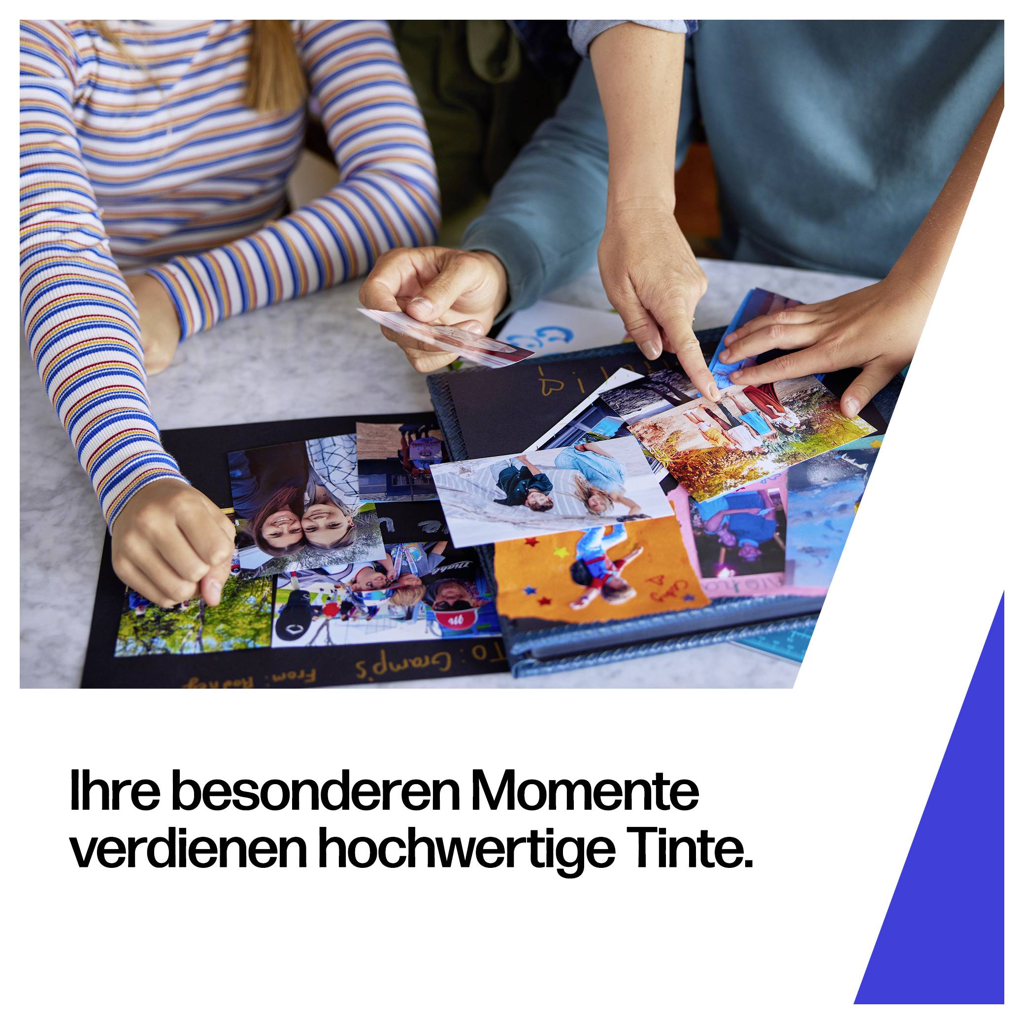 Ľudia usporadúvajú vytlačené fotografie na stole nad nemeckým textom s nápisom "Ihre besonderen Momente verdienen hochwertige Tinte." a modrým rohom grafi.