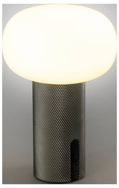 Malá stolná lampa s žiarivým matným oválnym tienidlom a textúrovanou tmavou valcovitou podstavou, s viditeľným bočným vypínačom.