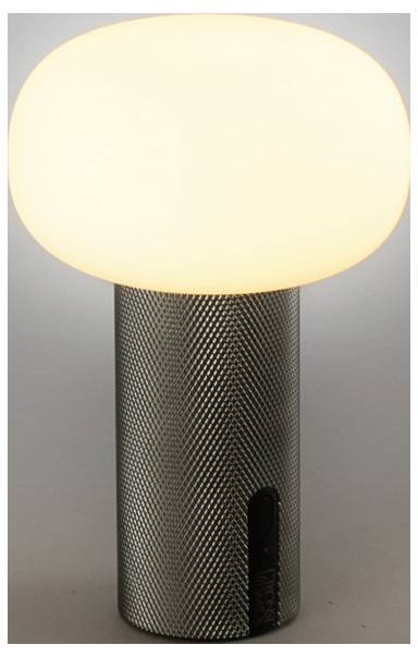 Moderná stolová lampa so žiarivým oválnym bielym tienidlom a textúrovanou tmavou valcovitou podstavou.