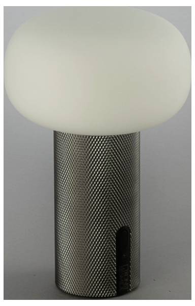 Malá stolná lampa s matným oválnym tienidlom a textúrovanou kovovou valcovitou podstavou na sivom pozadí.