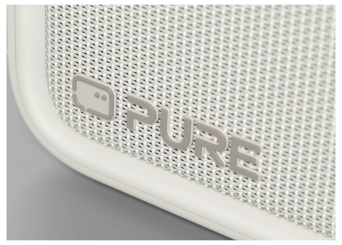 Zväčšený detail bielej mriežky reproduktora s logom "PURE" a ikonou vyrazenou na prednom rohu.