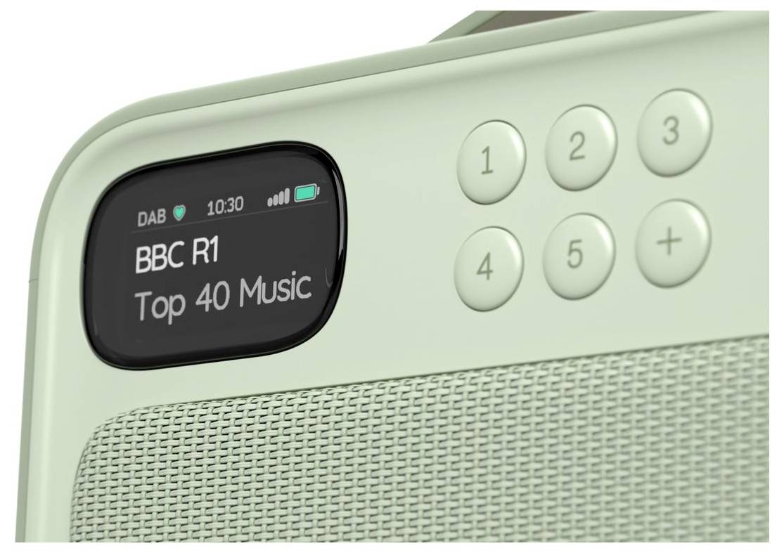 Zblízka digitálneho rádia v mintovej zelenej farbe, ktoré na obrazovke zobrazuje "BBC R1 Top 40 Music", s viditeľnými predvoľbami tlačidiel 1, 2, 3, 4, 5 a +.