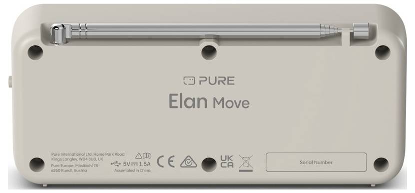 Zadný pohľad na prenosné rádio Pure Elan Move, ktorý zobrazuje teleskopickú anténu, ovládače, porty a štítok s „sériovým číslom".