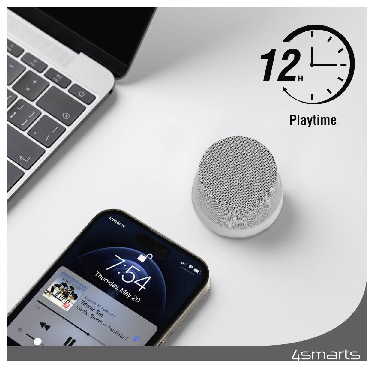 Propagačný obrázok zobrazujúci smartfón, notebook a inteligentný reproduktor s ikonou hodín a textom "12H Playtime" (12 hodín prehrávajúceho času).