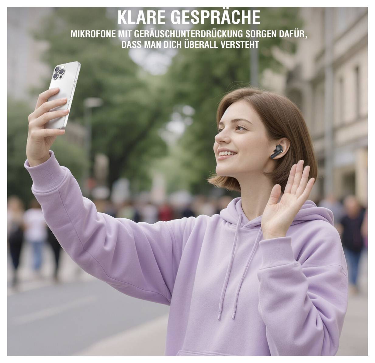 Žena v levanduľovej mikine používa fotoaparát na selfie svojho smartphonu na mestskej ulici, pričom má nasadené slúchadlá; nemecký text hovorí "JASNÉ ROZHOVORY" a spomína mikrofóny s potláčaním šumu pre jasné hovory.