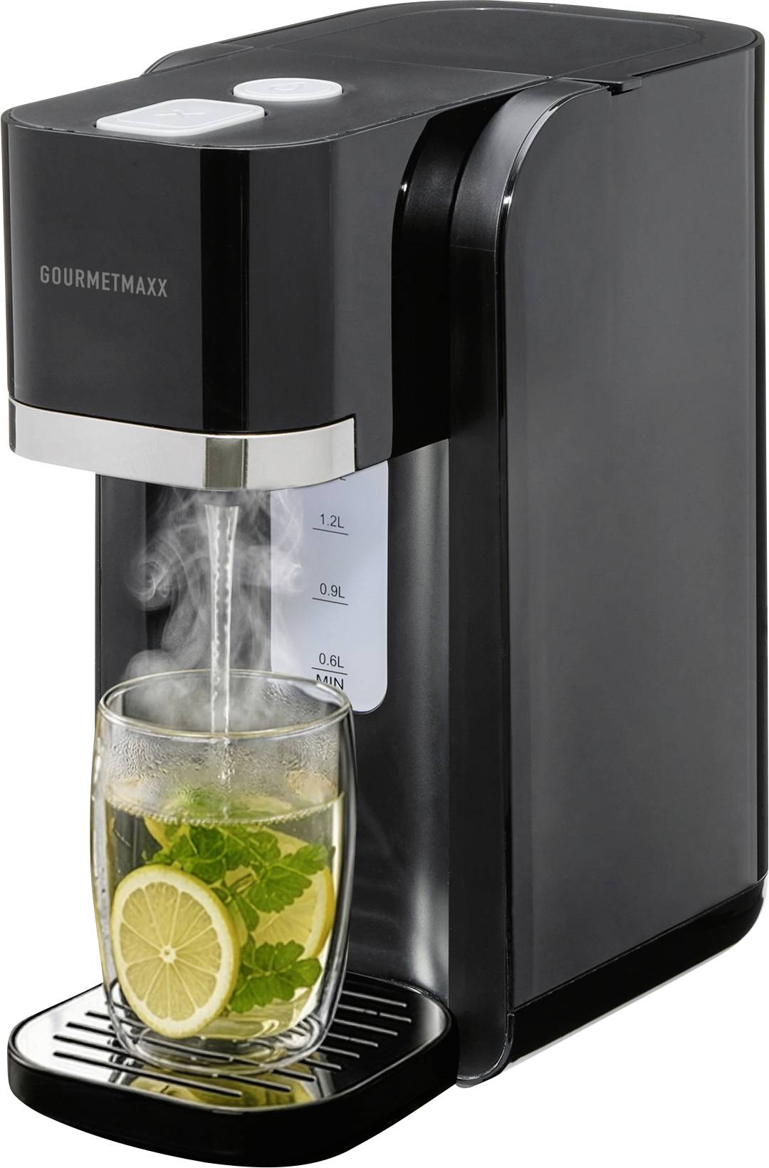 Čierny stolný dávkovač nápojov značky 'GOURMETMAXX' nalievajúci horúcu vodu do pohára s citrónom a mätou, s viditeľným oknom ukazujúcim hladinu kvapaliny a odkvapovacou vaničkou.