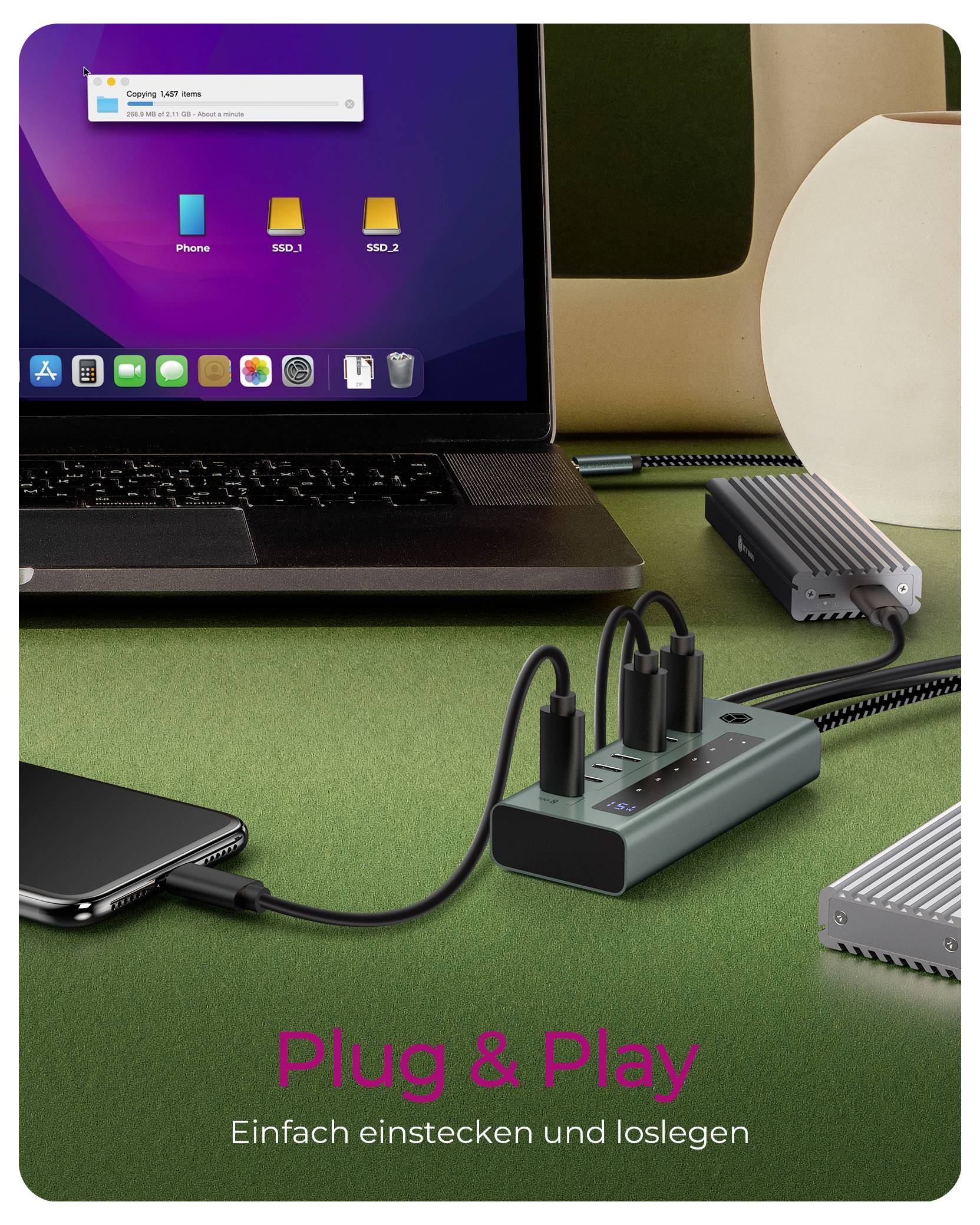Propagačný obrázok notebooku připojeného k dokovacej stanici a externým zariadeniam s textom "Plug & Play" a "Jednoducho zapojte a začnite".