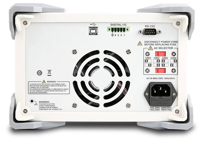 Zadný panel zariadenia na zásobovanie energiou s chladiacim ventilátorom, USB a RS-232 portmi, digitálnymi I/O svorkami, AC prepínačom a vstupom napájania.