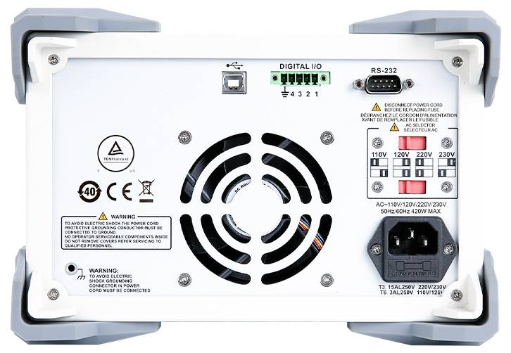 Zadný pohľad na stolný zdroj energie ukazujúci chladiaci ventilátor, vstup striedavého prúdu, porty digitálneho vstupného/výstupného prenosu a RS-232 a prepínače výberu napätia.