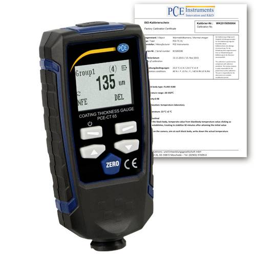 Meradlo hrúbky náteru PCE zobrazujúce 135 µm s certifikátom o kalibrácii zobrazeným za ním.