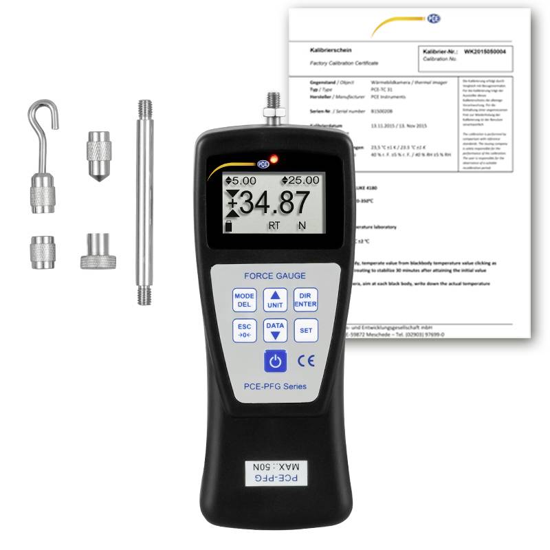 Digitálny dynamometer s háčik a adaptérnymi príslušenstvom zobrazený vedľa kalibračného certifikátu; obrazovka zobrazuje silomer 34,87.