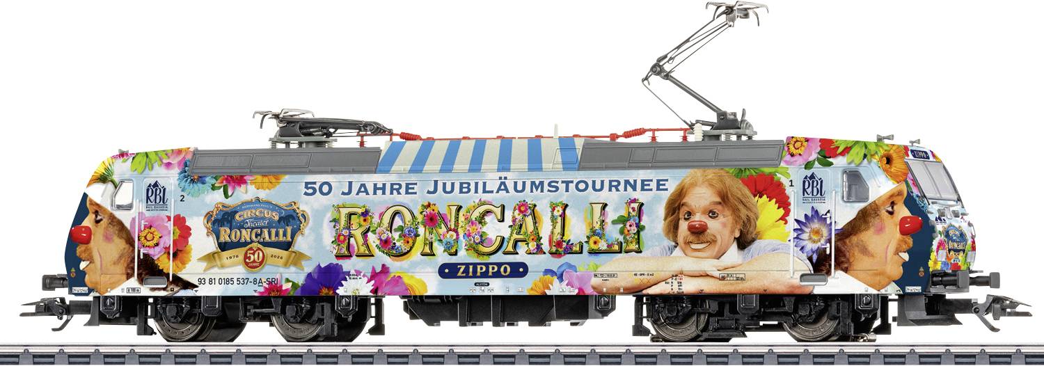 Vyzdobená elektrická lokomotíva s farebnou reklámou na cirkus v tematike „50 Jahre Jubiläumstournee RONCALLI" a fotografiou psa na boku.