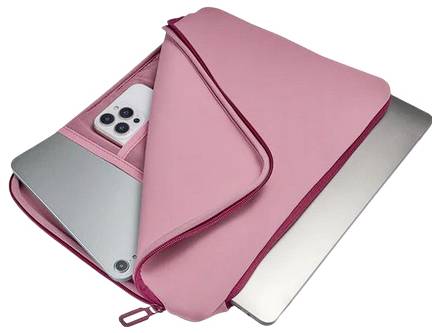 Ružový návlek na notebook so zipsom s predným vreckom, v ktorom sa nachádza smartfón a tablet, čiastočne zakrývajúci strieborný notebook.