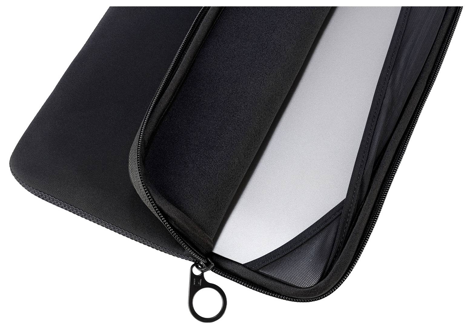 Otvorený čierny zips puzder alebo obal pre notebook alebo tablet, zobrazený čiastočne rozopnutý na bielom pozadí.