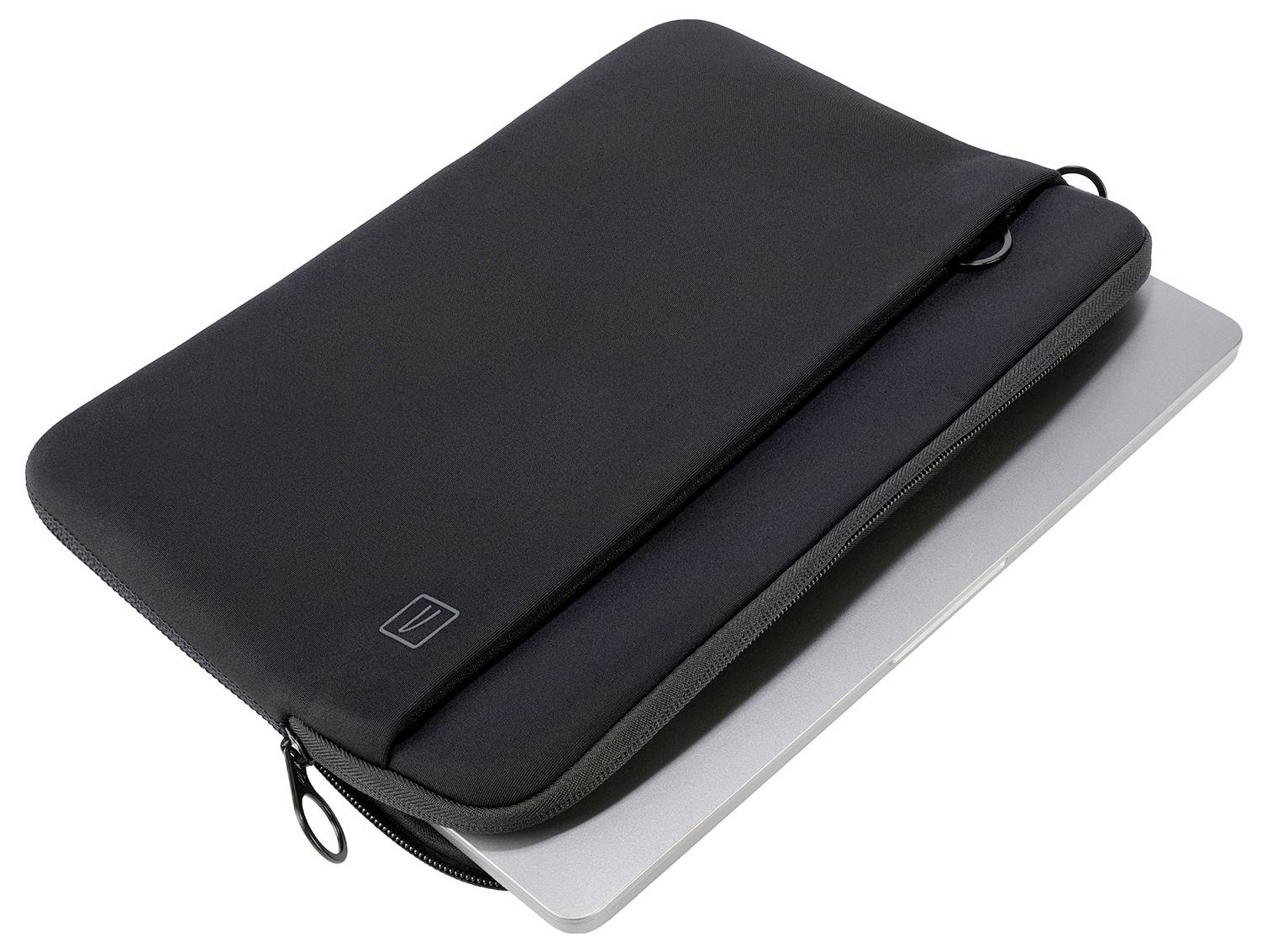 Čierna látková puzdra na notebook so zipsom, ktorá čiastočne pokrýva strieborný notebook, zobrazené na bielom pozadí.