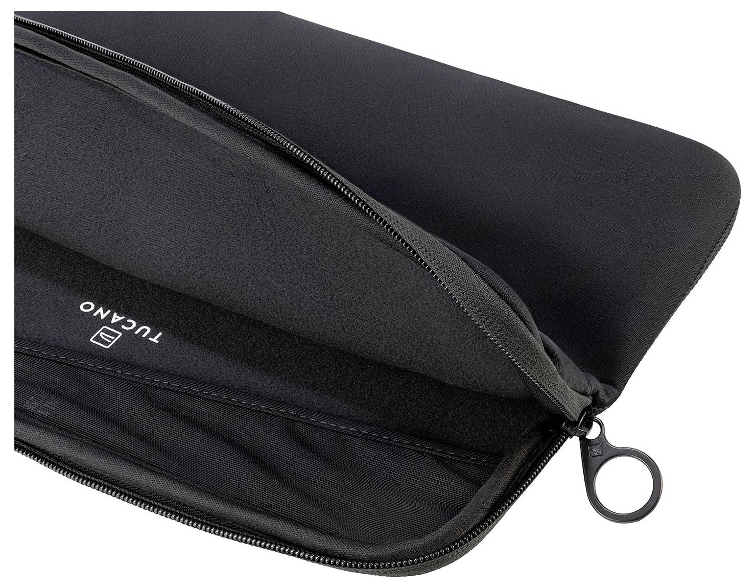 Čierne puzdro na laptop Black Tucano so zipsom a ťahacou slučkou, zobrazené zatvorené na bielom pozadí.