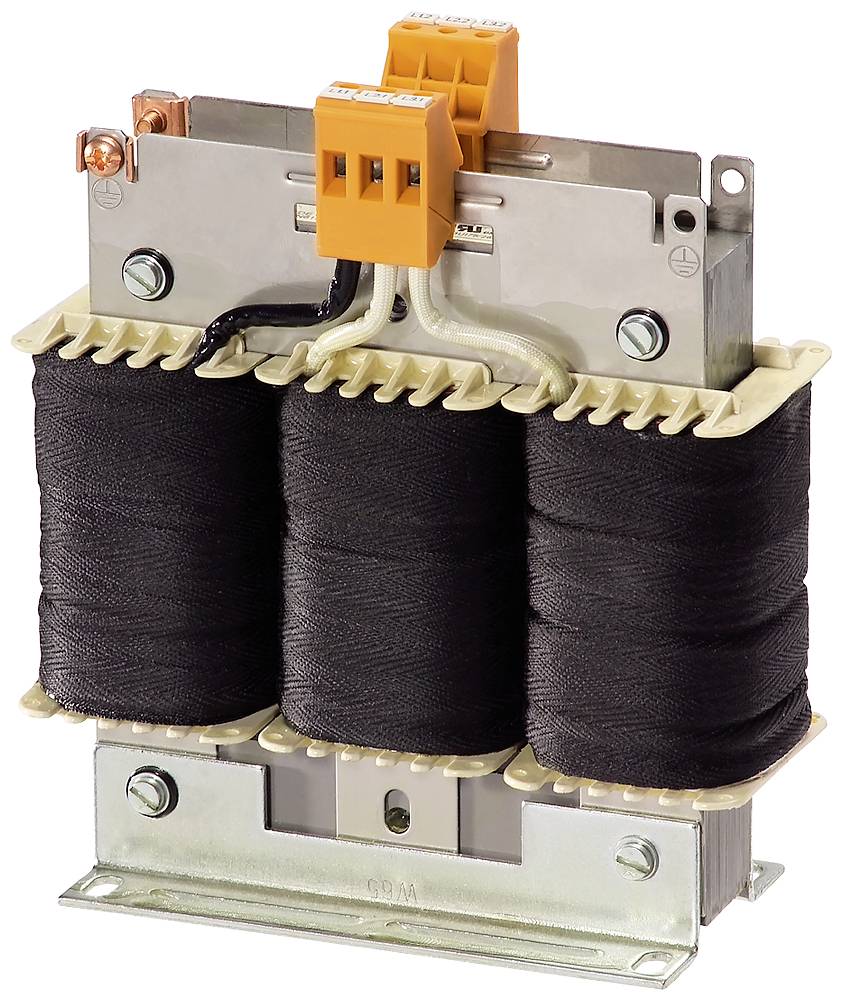 Trojfázový elektrický transformátor alebo tlmivka s medenými vinutiami a svorkovnicami na kovovom ráme.