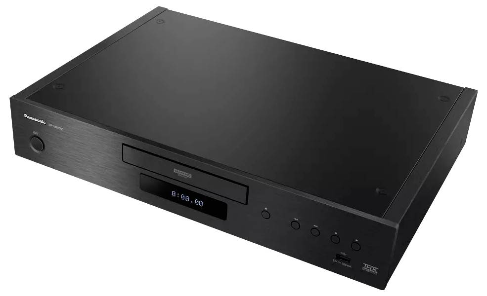 Čierny stereo komponent Panasonic s otvorom na disk, digitálnym displejom, regulátorom hlasitosti a predným riadiacimi tlačidlami na bielom pozadí.
