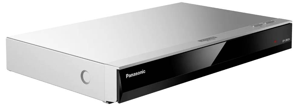Strieborný prehrávač Blu-ray od spoločnosti Panasonic zobrazený v trojštvrťovom pohľade s čiernym lesklým predným panelom a zásobníkom disku.