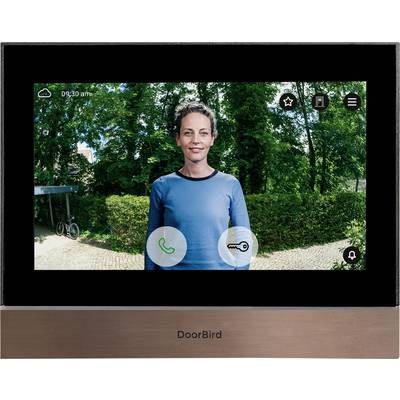 Obrazovka video domáceho telefónu DoorBird zobrazujúca návštevníka stojaceho vonku, s tlačidlami na prijatie hovoru a odomknutie cez živý pohľad kamery.