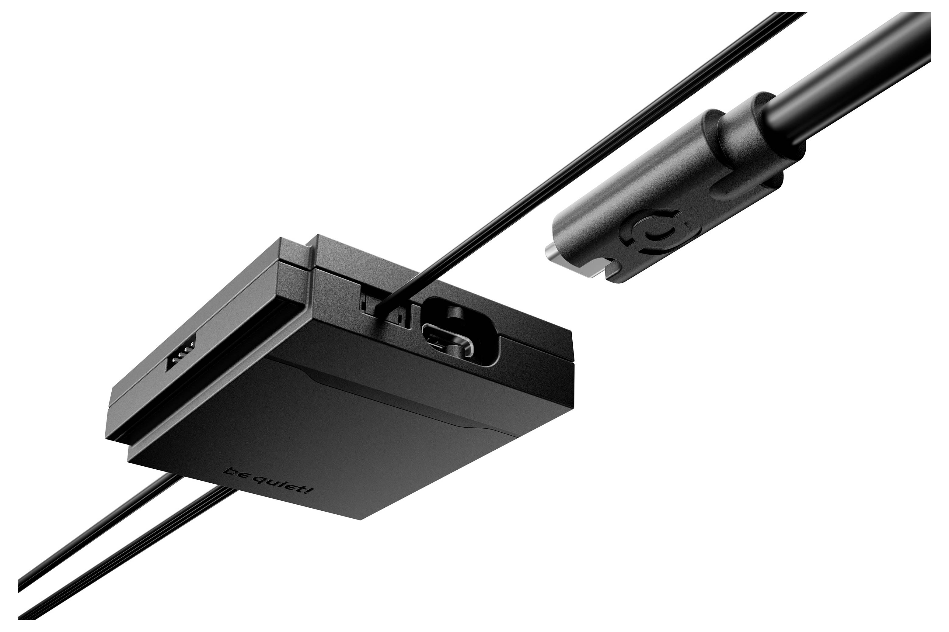 Čierny zapustený elektrický konektor alebo rozvodná skrinka s pripojtenými kábľami na bielom pozadí.