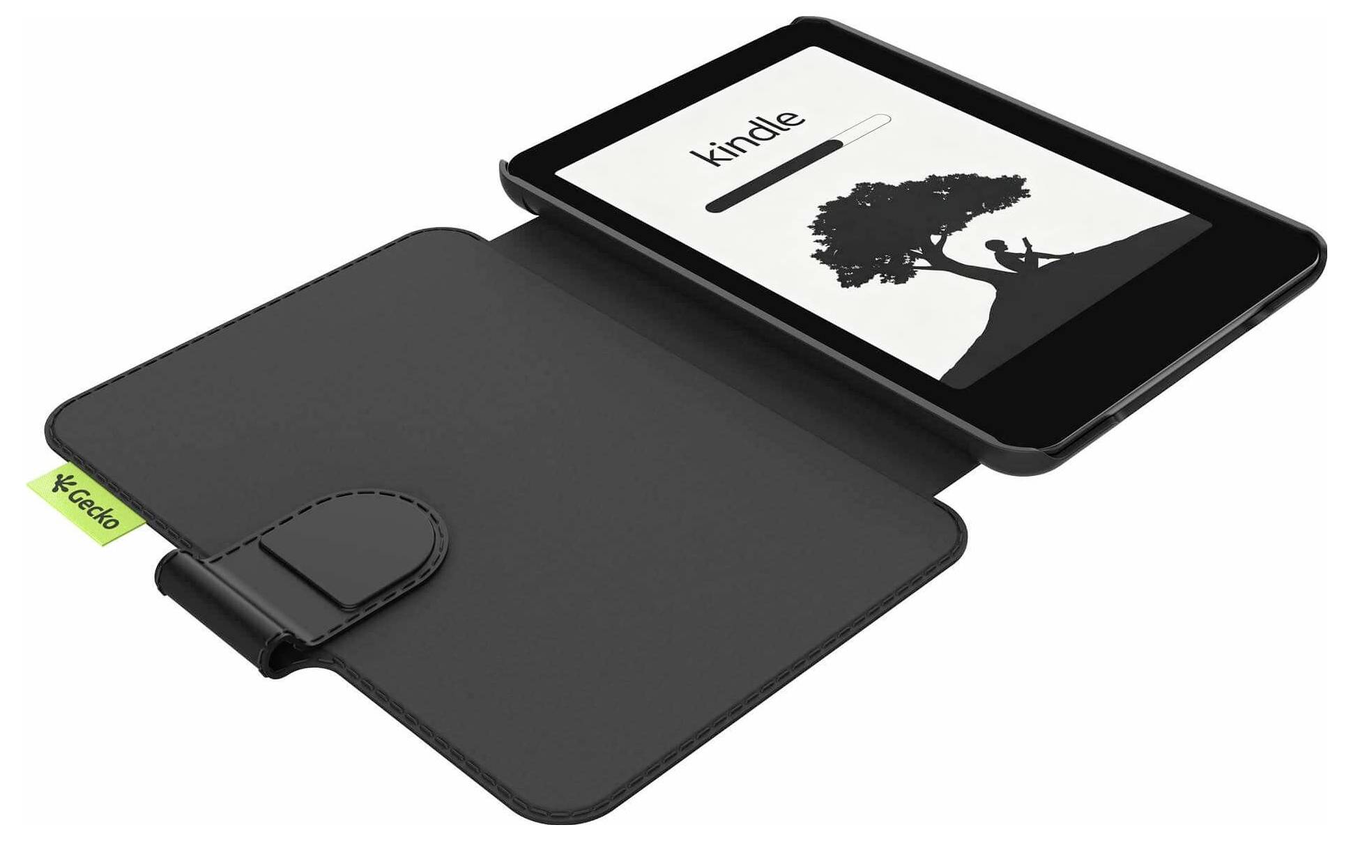 Čierny čítací prístroj Kindle v skladateľnom ochrannom obale, zobrazený otvorený s obrazovkou zobrazujúcou logo Kindle a siluetu stromu.