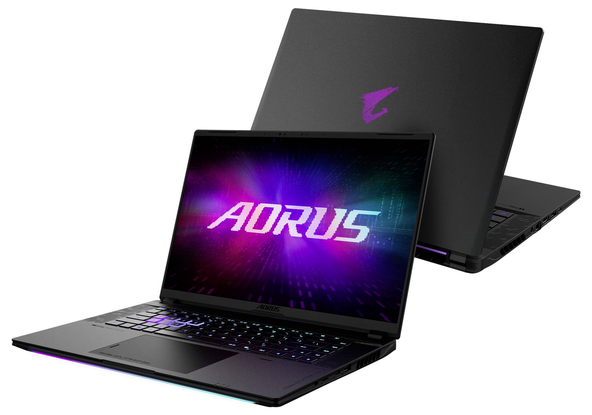 Dva herné notebooky AORUS na bielom pozadí, jeden otvorený s jasným logom AORUS na obrazovke a RGB klávesnicou, jeden zatvorený s fialovým logom orla.