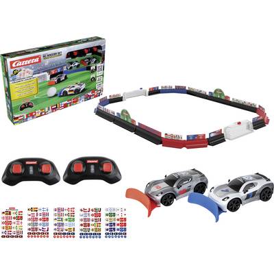 Carrera GO!!! sada závodných automobilov do dráhy s traťou, dvoma ovládačmi, dvoma pretekárskymi autami, bariérami a hárkmi so samolepkami, zobrazená s balením produktu.