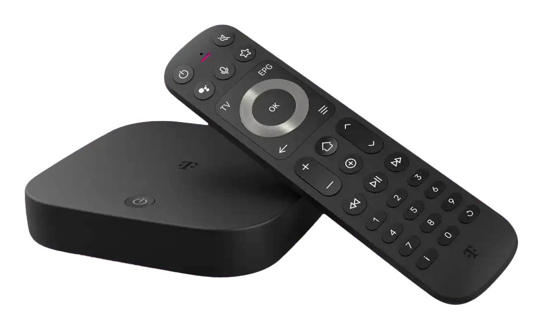 Čierna televízna streamovacia skrinka s zodpovedajúcim diaľkovým ovládačom zobrazenou na bielom pozadí.