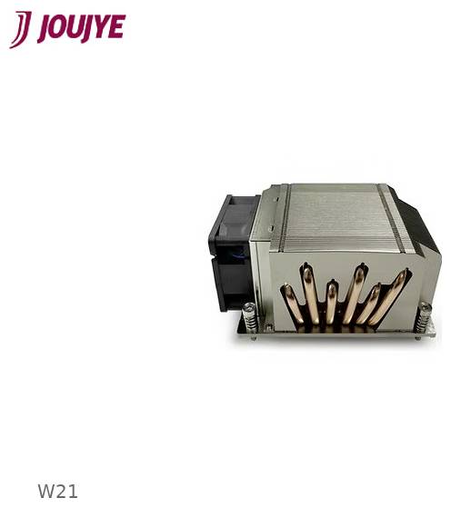 JouJye W21 chladič počítača s pripojeným ventilátorom na bielom pozadí.