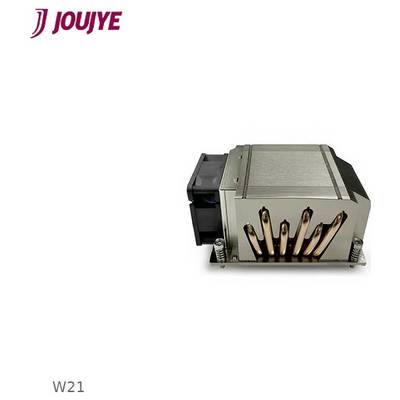 JouJye W21 chladič počítača s pripojeným ventilátorom na bielom pozadí.