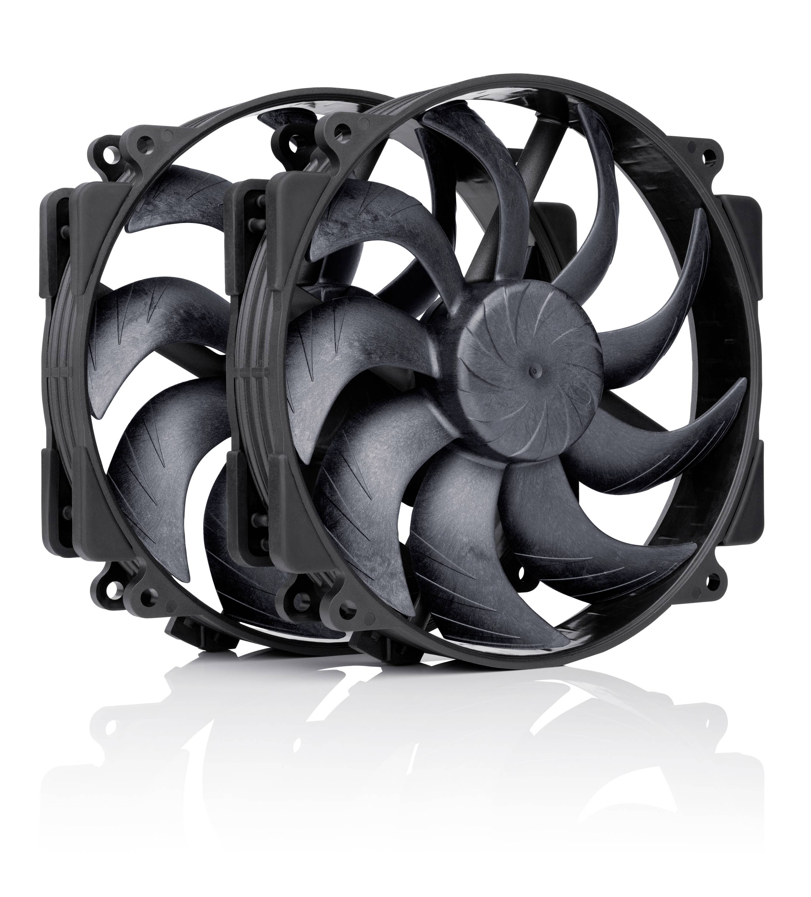 Dva čierne počítačové chladiace ventilátory naskladané na sebe na bielom pozadí s jemným odrazom.