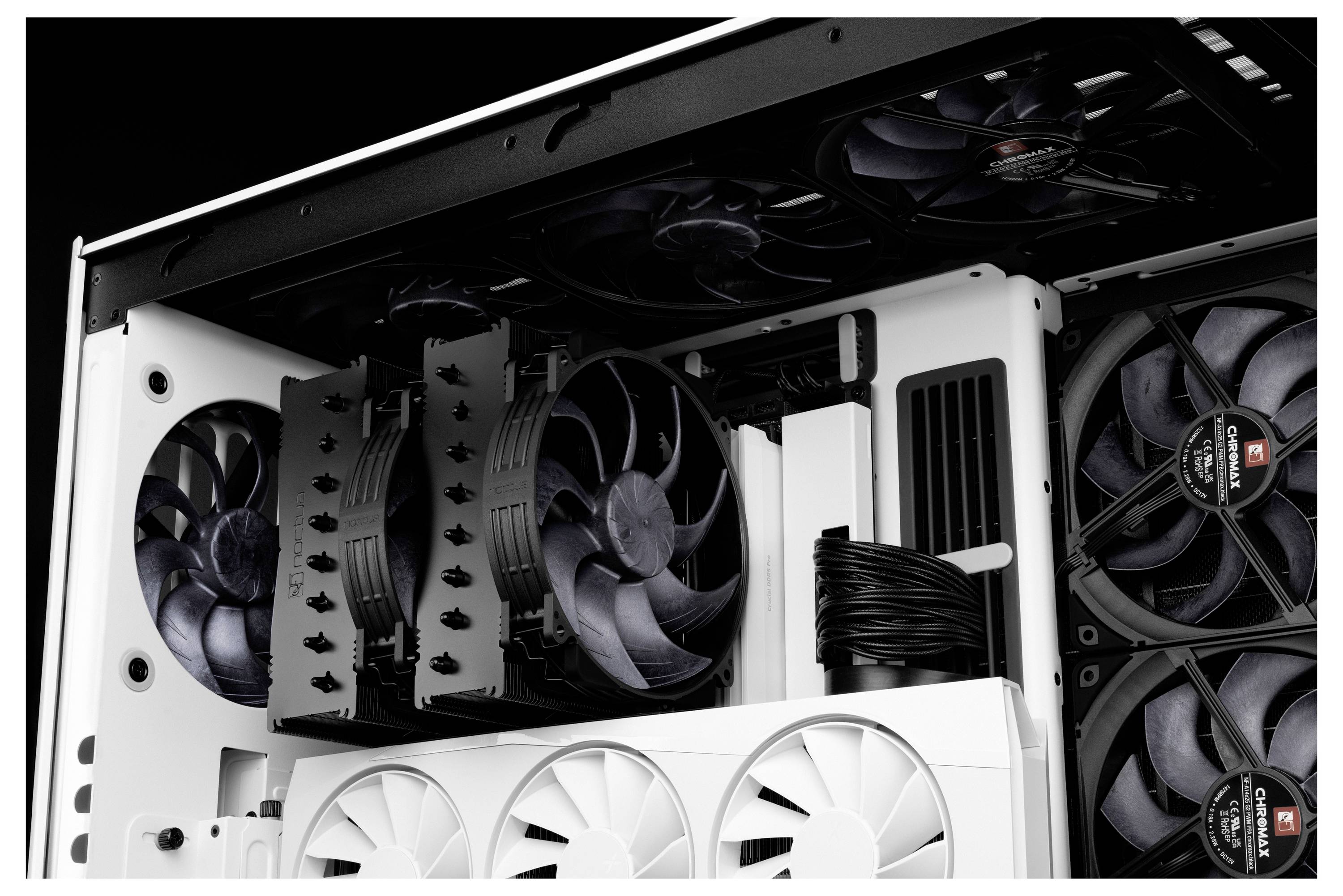 Otvorená počítačová skrinka s viacerými chladiacimi ventilátormi, veľkým chladičom CPU a správou káblov vo vnútri vlastného PC buildu.