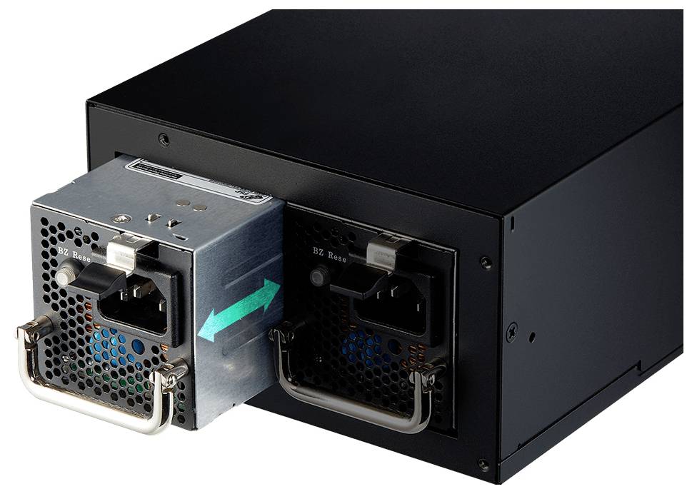 Zblízka čierny elektronický box s vyberateľným kovovým napájacím modulom, ktorý sa vkladá do predného panelového výklenku.
