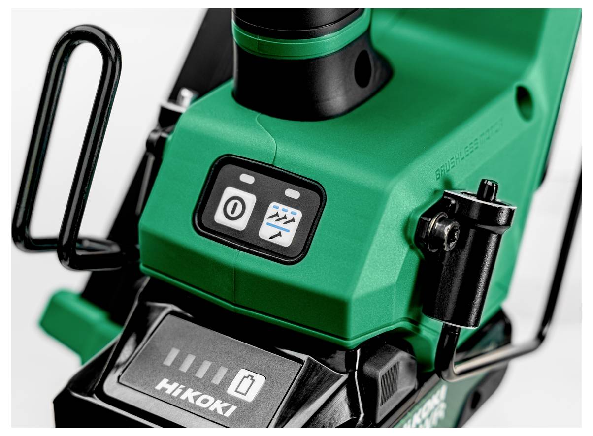 Zblízka zelená batériová základňa elektrického náradia Hikoki s indikátorom úrovne nabitia a ovládacími tlačidlami.