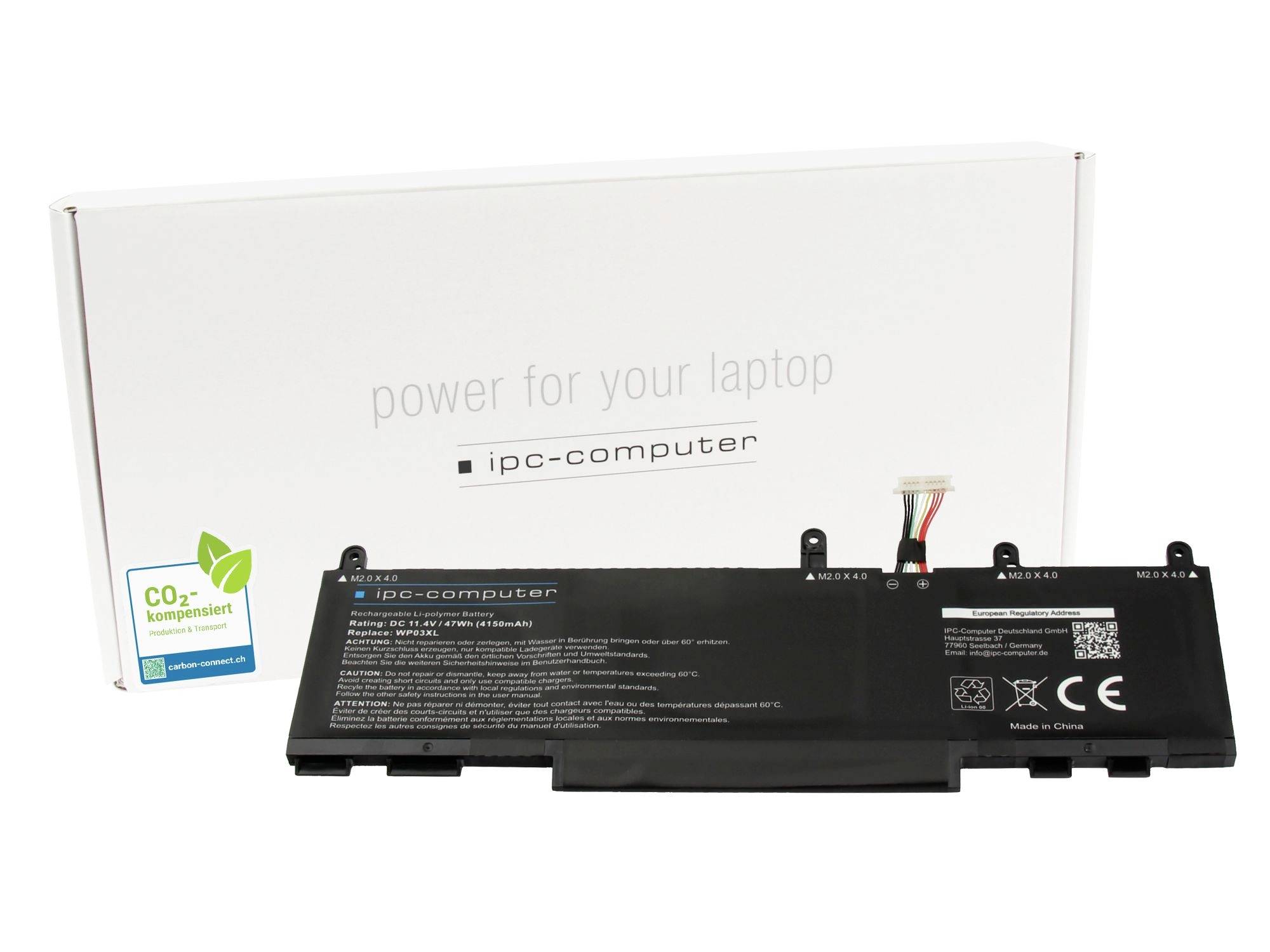 Náhradná batéria notebooku pred bielou krabicou "power for your laptop" od spoločnosti ipc-computer s označením CO2-kompenzovaná.