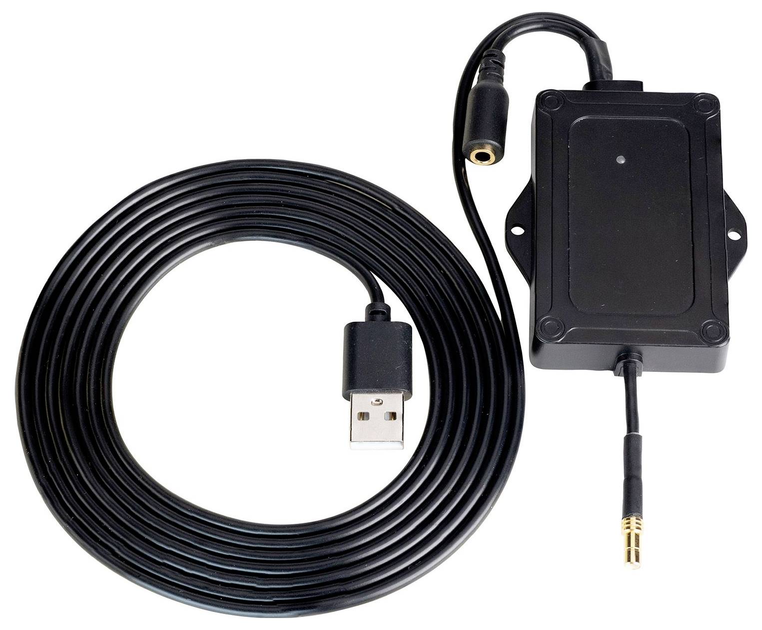 Skrútený kábel USB pripojený k čiernemu adaptéru s 3,5 mm audio zásuvkou a pozláteným konektorom na bielom pozadí.