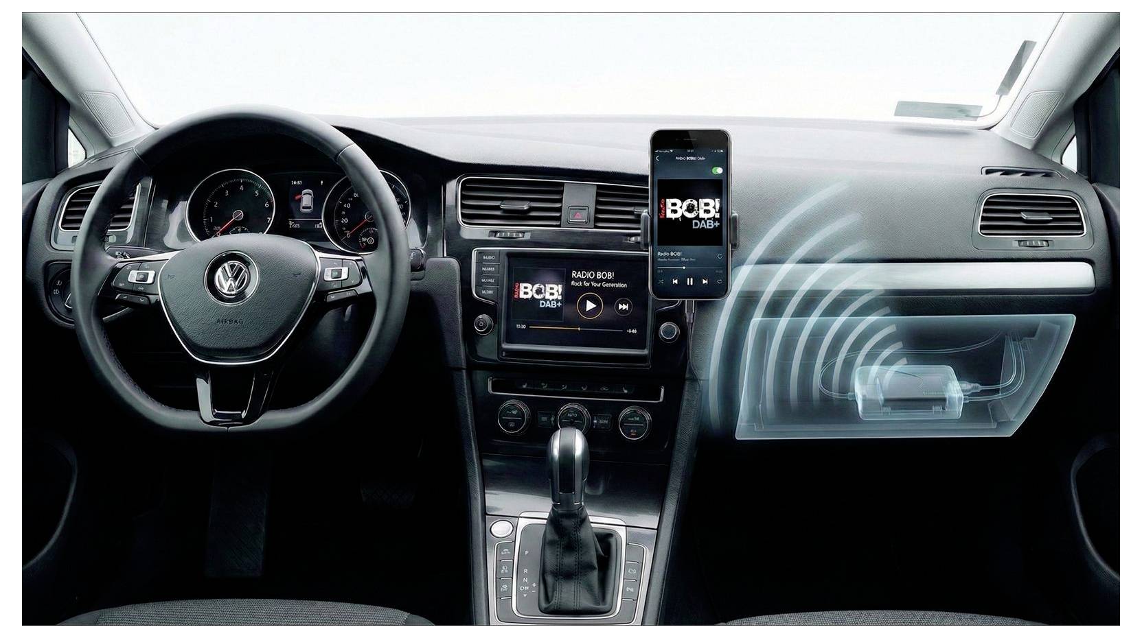 Palubná doska automobilu s infozabavovacou obrazovkou a smartfónom zobrazujúcim BCB rádio, zdôrazňujúcim bezdrôtový zvuk a integráciu telefónu so zvukovými vlnami z pasažierovej strany.