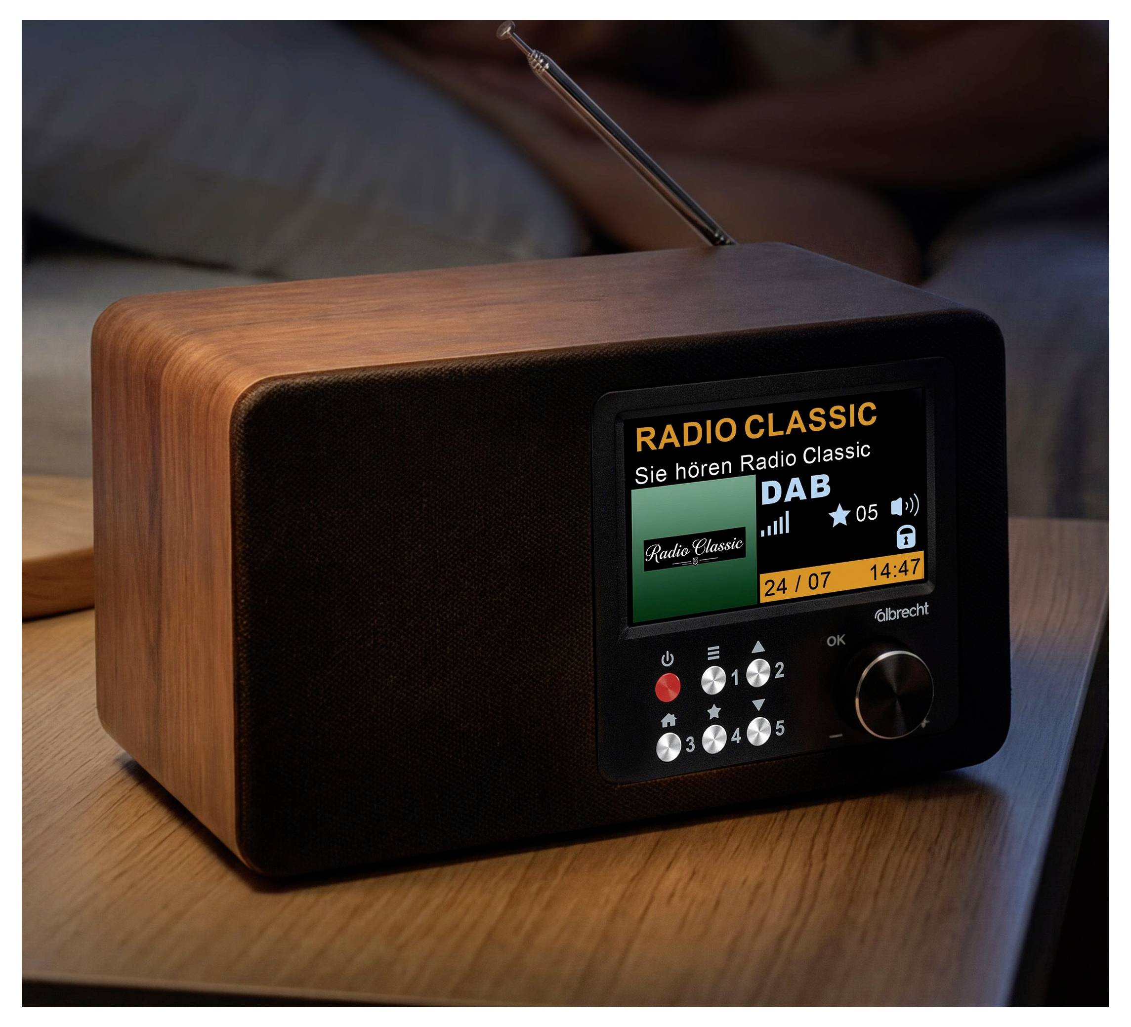 Drevený stolný digitálny rádioprijímač s anténou, zobrazujúci na displeji "Radio Classic" a s ladiacim kolieskom na pravej strane.