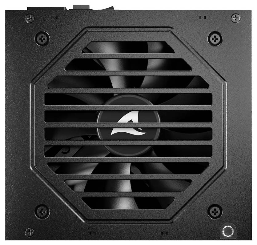 Zblízka čiernej počítačovej jednotky napájania s ventilátorom za šesťuholníkovou mriežkou a upevňovacími skrutkami v rohoch.