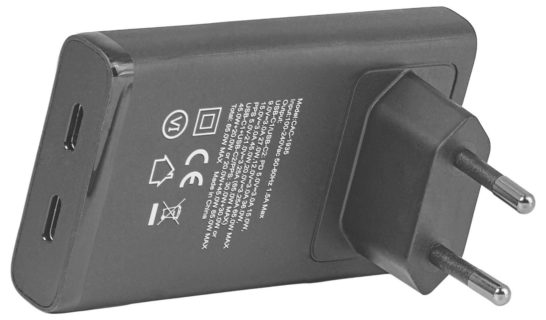 Čierny dvojportový USB nástennový nabíjač s dvoma európskymi zástrčkami, zobrazený v detailnom zábere na bielom pozadí.