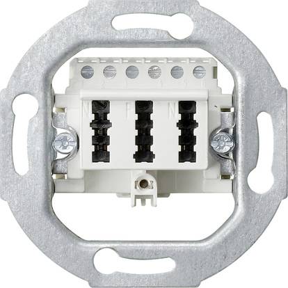 Biela elektrickej zásuvka do steny s tromi zvislými zásuvkami umiestnená v kovovom ráme.