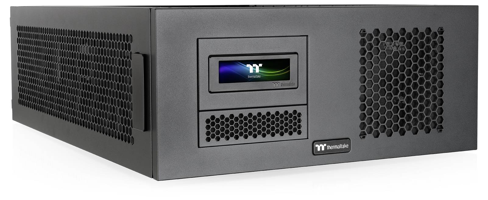 Čierny metalový server/úložný prístroj s perforovanými bočnými vetracími otvormi, predným displejom a logom "thermaltake" na prednom paneli.