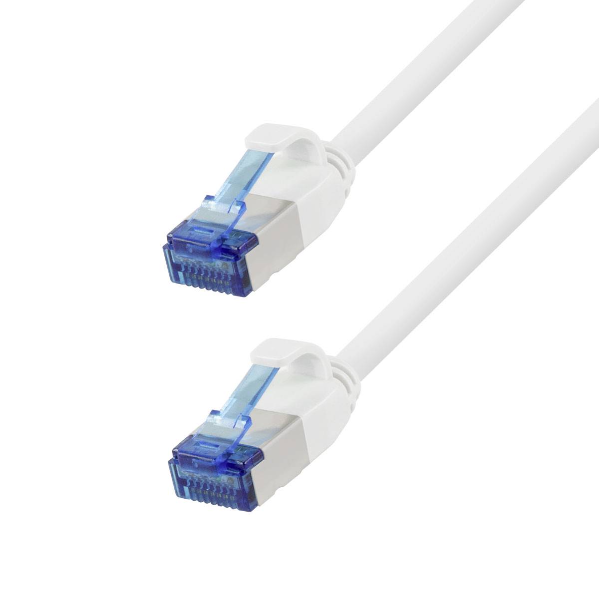 Dva biele ethernetové káble s modrými konektormi RJ45 na neutrálnom pozadí.