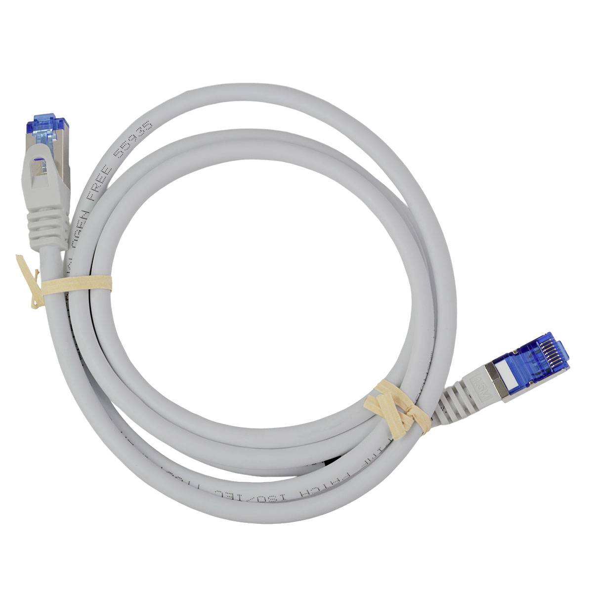 Zvinutý sivý sieťový kábel Ethernet s modrými konektormi RJ45 na oboch koncoch, zviazaný malými svorkami.